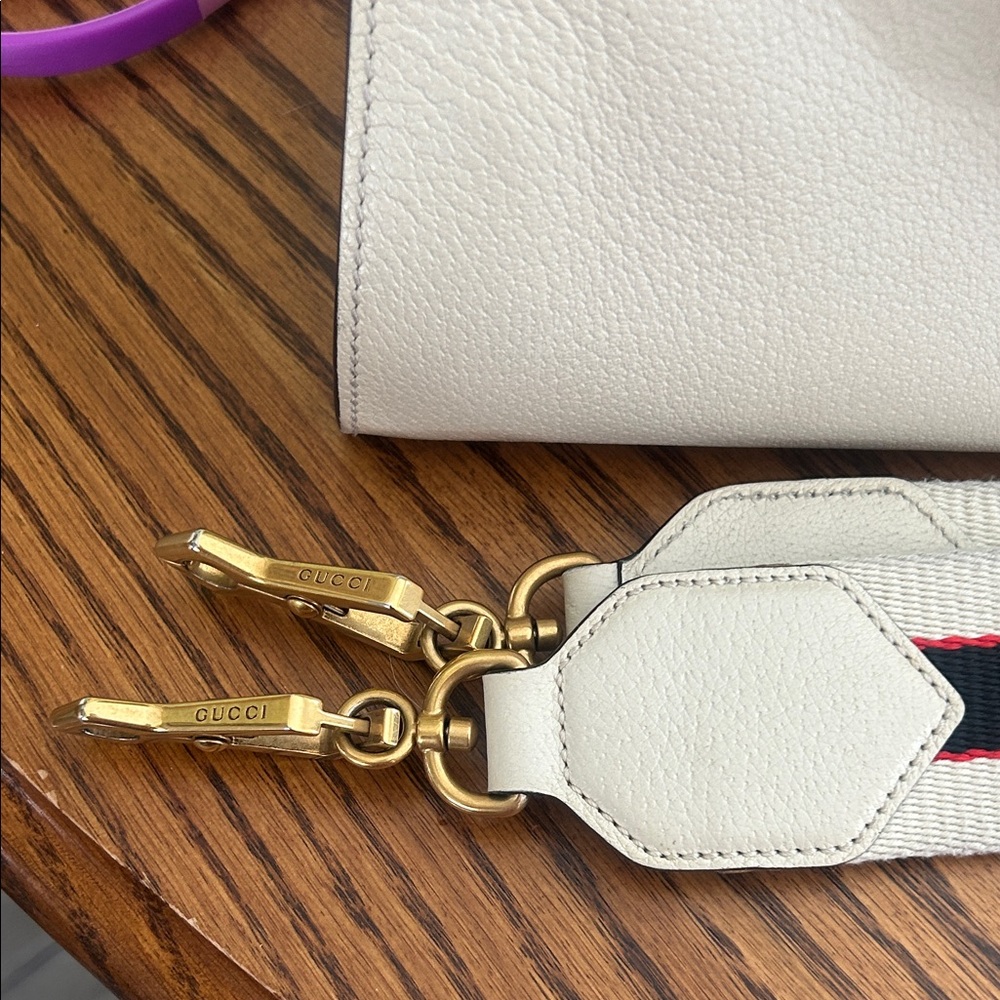 Gucci Elegant Cream Handbag with Butterfly Accent and Gucci Strap - Picture 2 of 12
